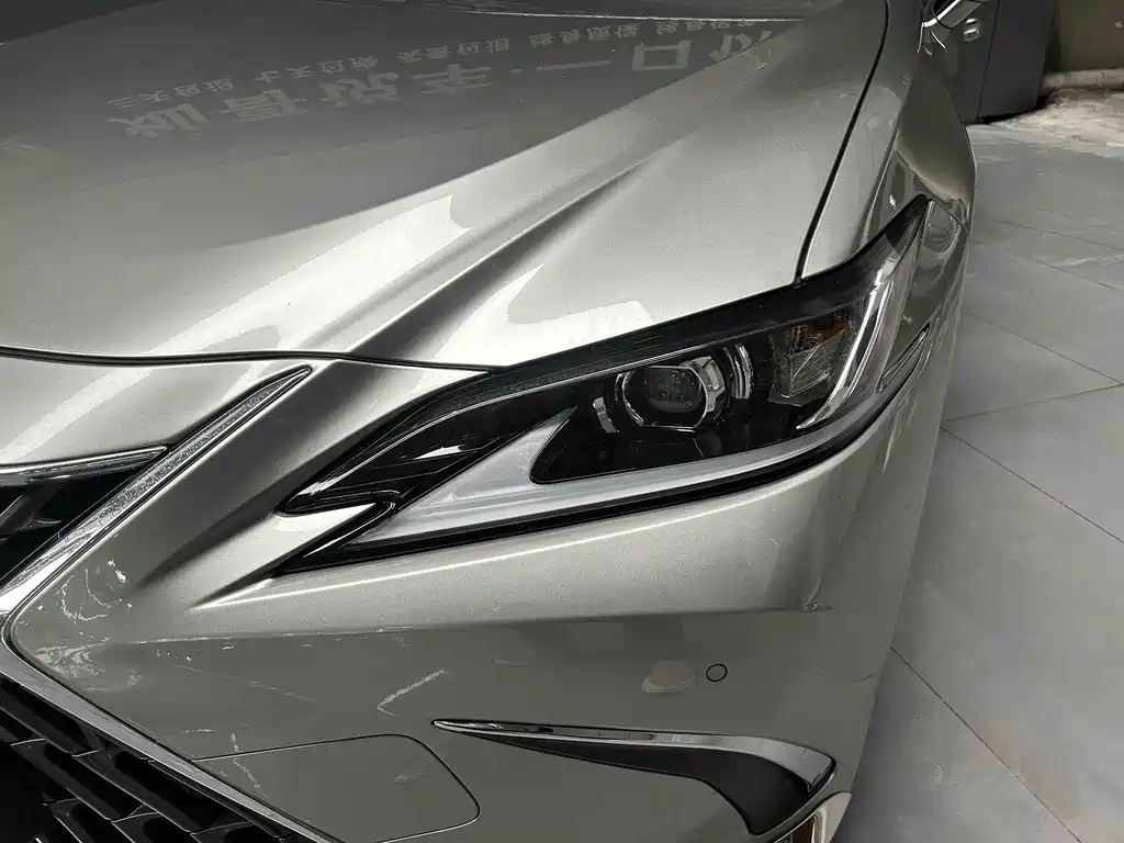 Lexus ES 2022