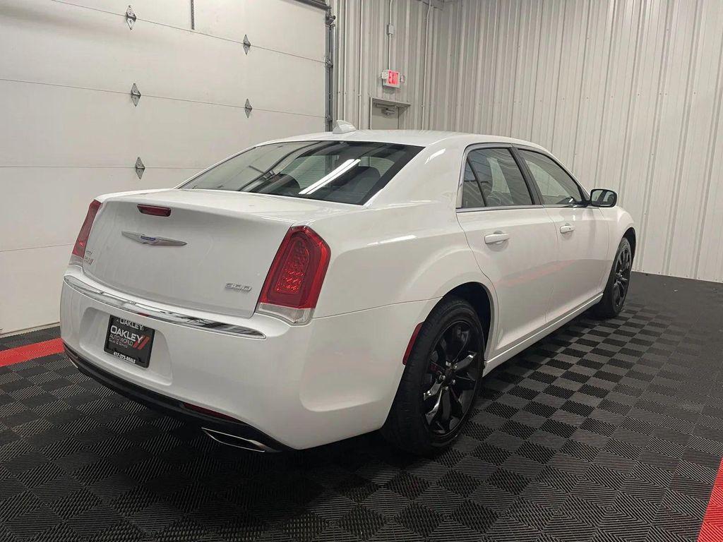 Chrysler 300 2022