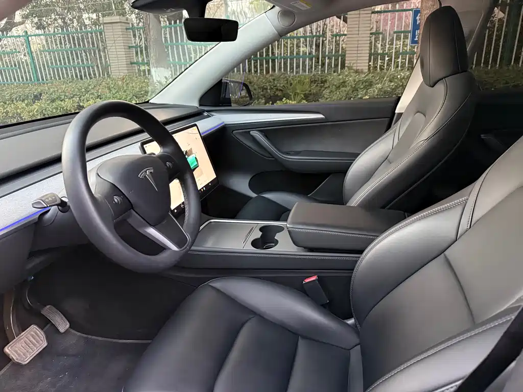 Tesla Model Y 2024