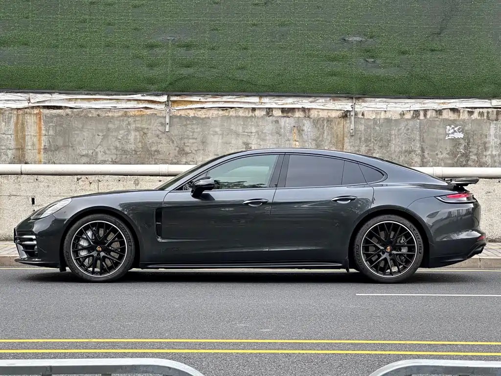 Porsche Panamera 2021