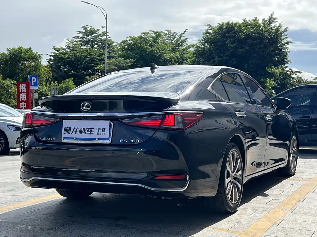 Lexus ES 2020