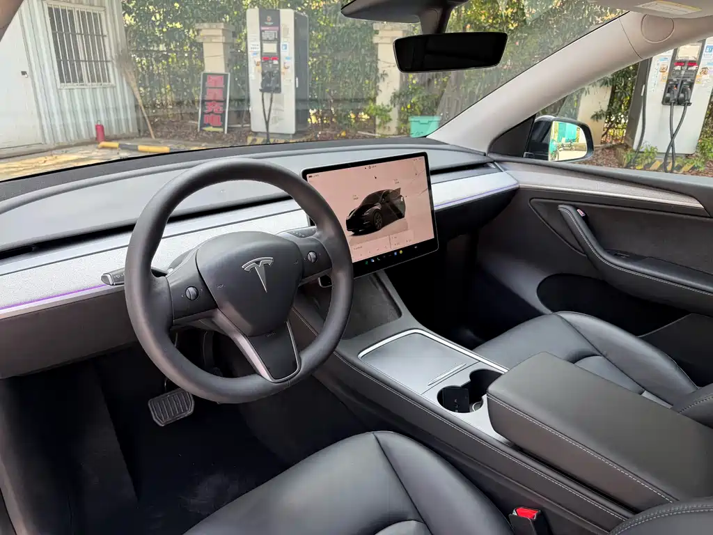 Tesla Model Y 2024