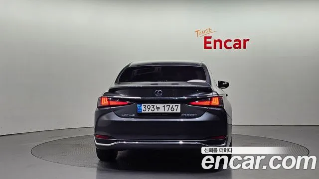 Lexus ES 2021