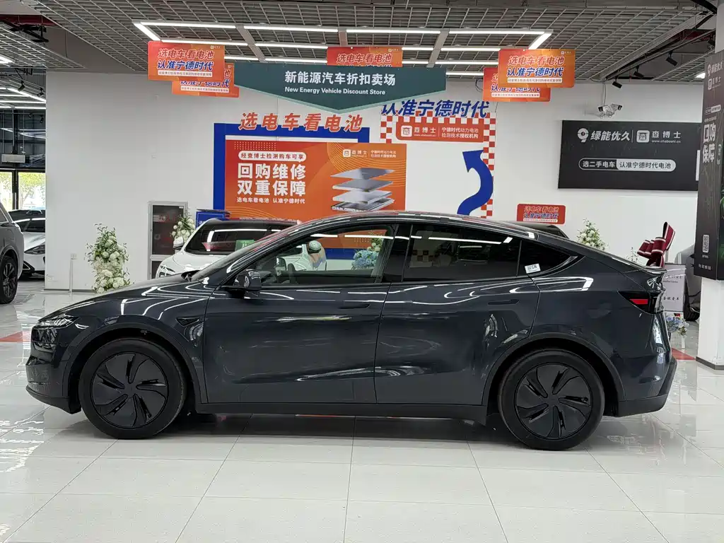 Tesla Model Y 2025