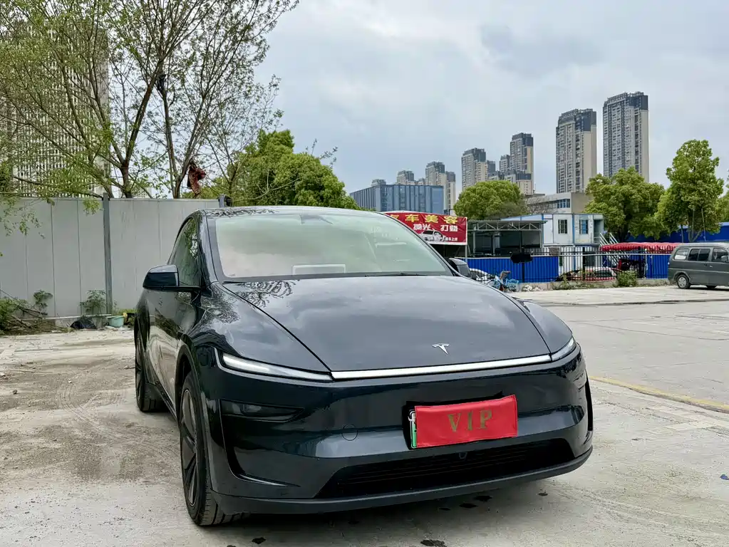 Tesla Model Y 2025