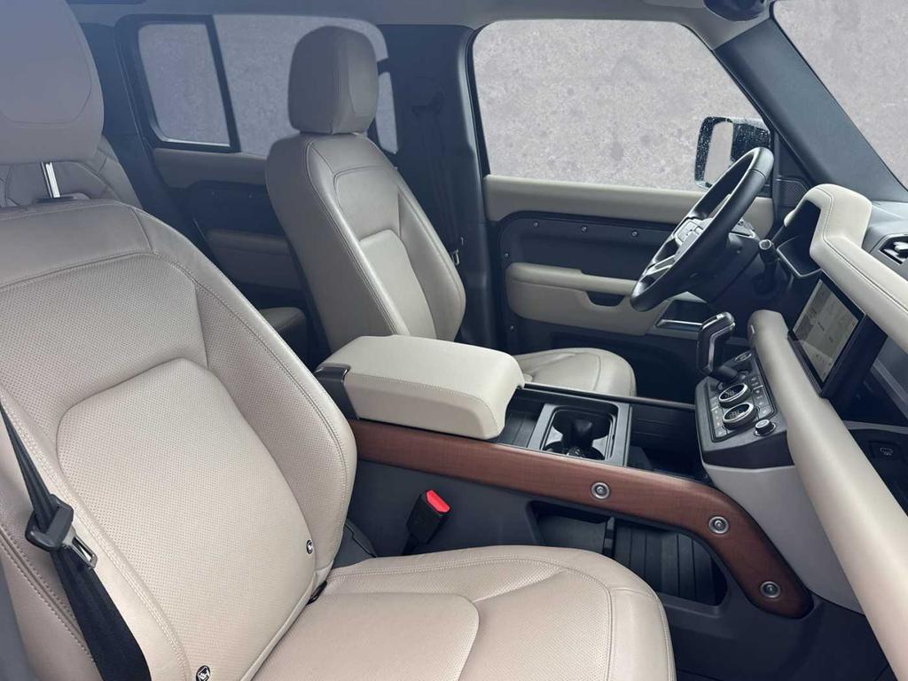 Land Rover Defender 2024