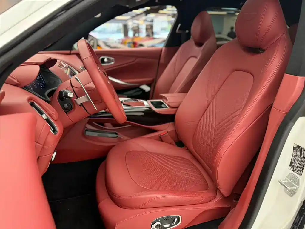 Aston Martin DBX 2023