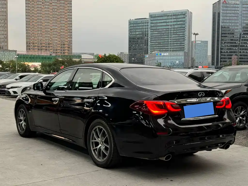 Infiniti Q70 2020