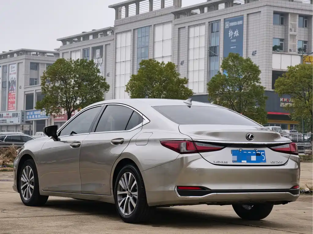 Lexus ES 2021