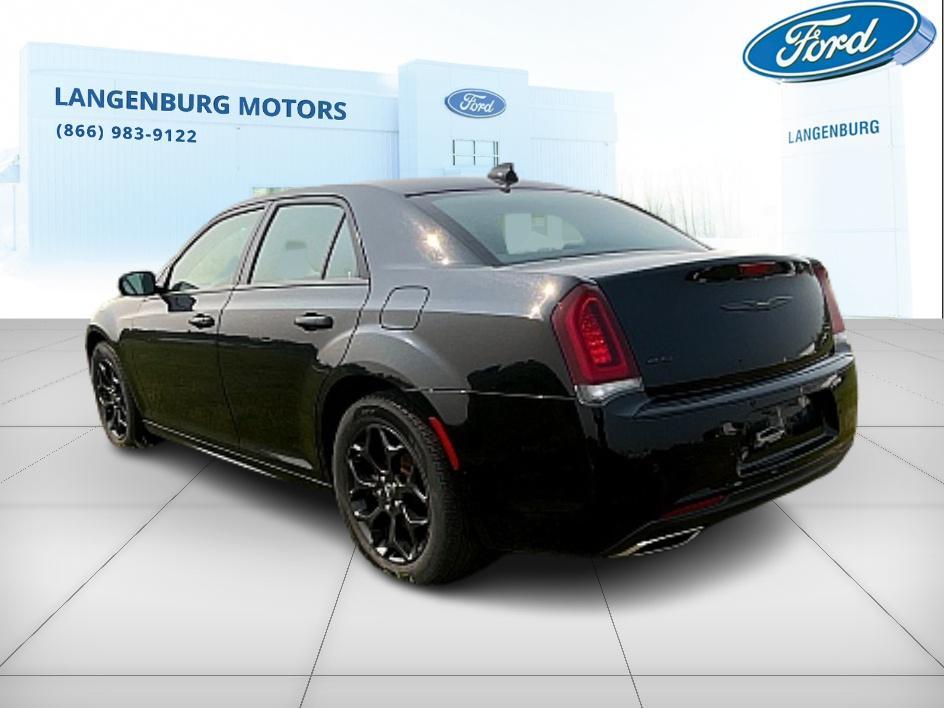 Chrysler 300 2022
