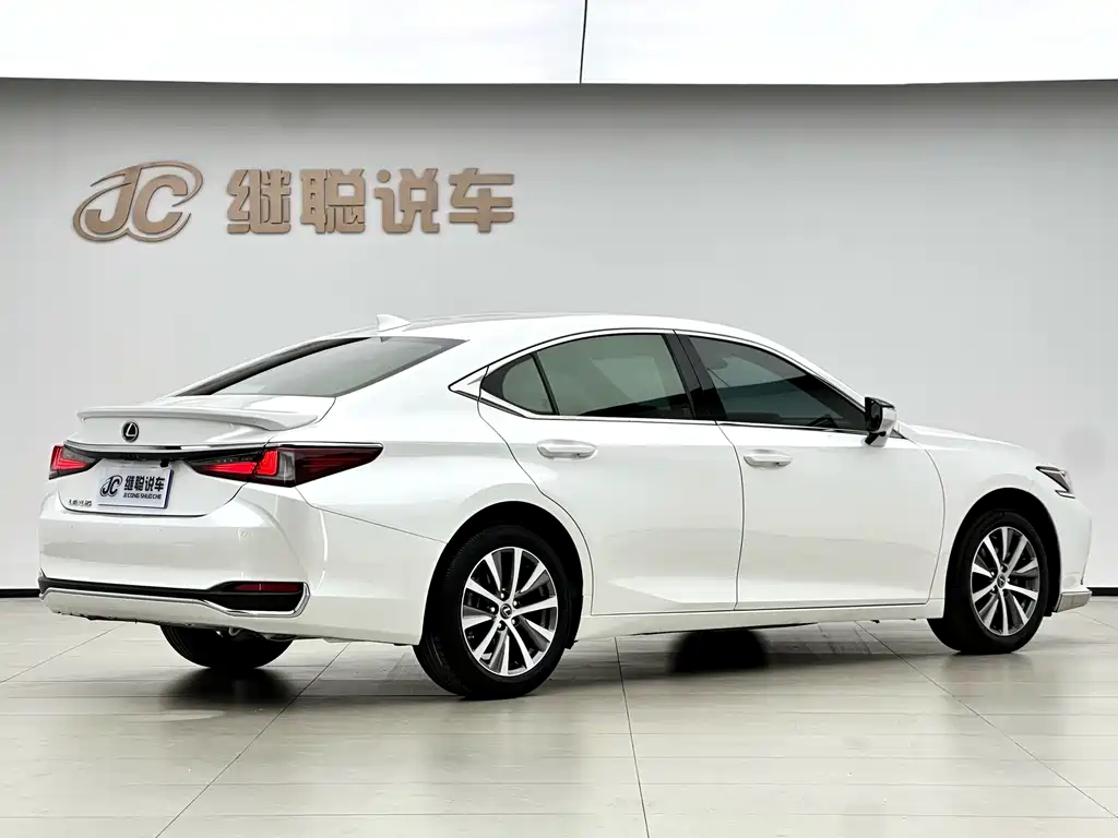 Lexus ES 2021