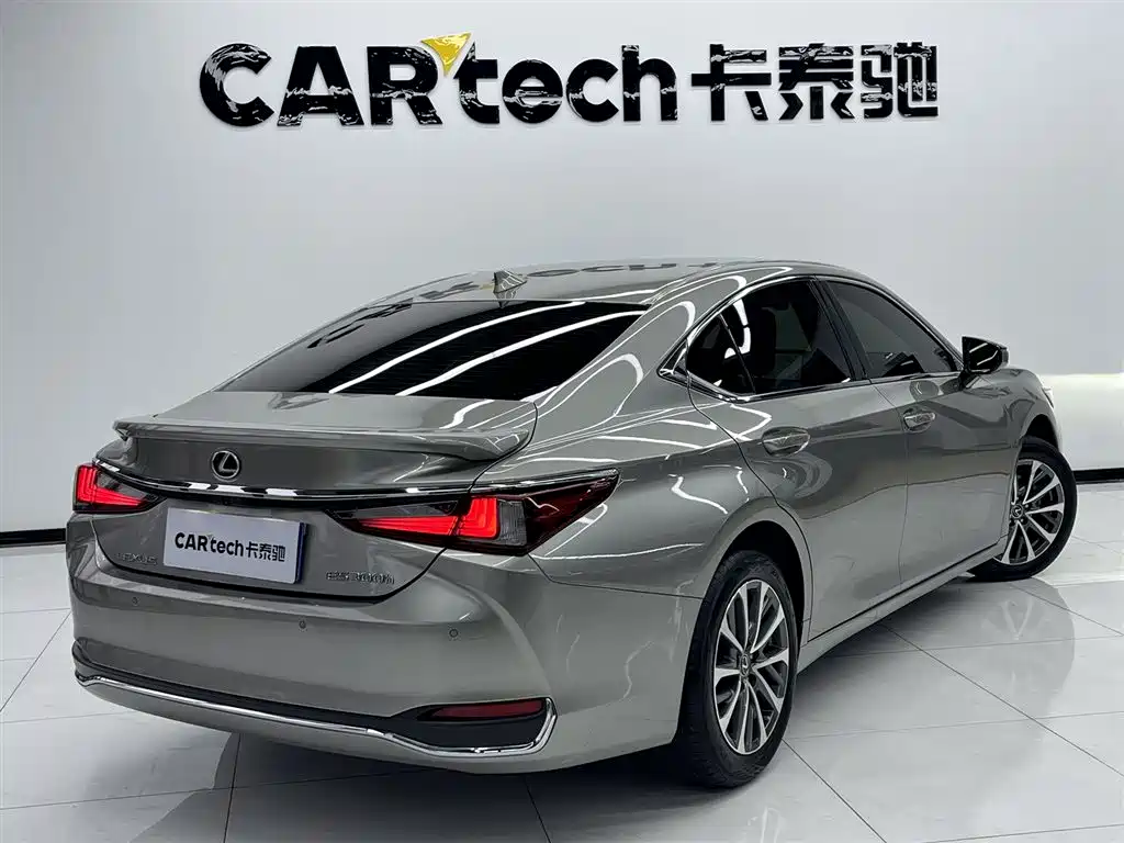 Lexus ES 2024