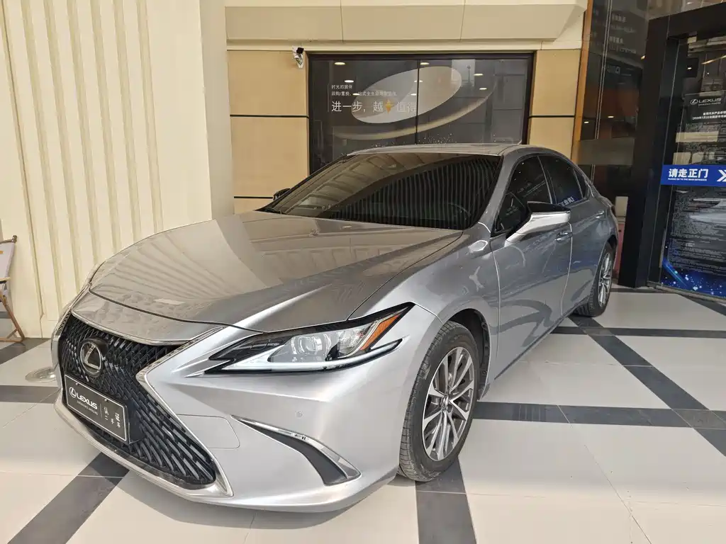 Lexus ES 2022