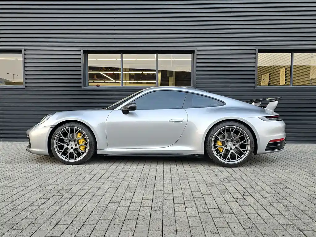 Porsche 911 2025