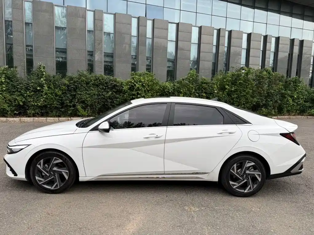 Hyundai Elantra 2024