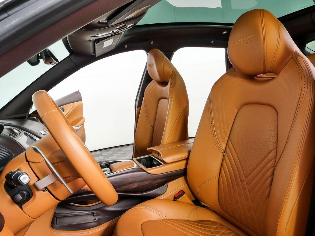 Aston Martin DBX 2021