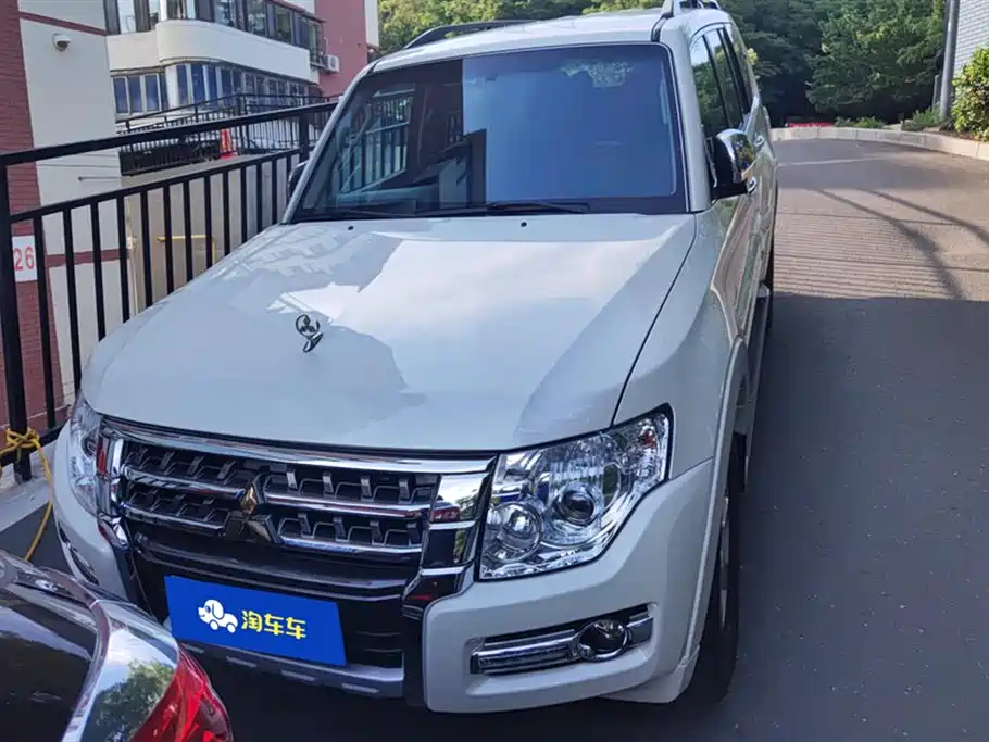 Mitsubishi Pajero 2020