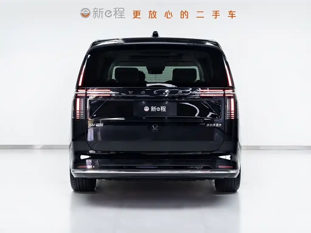 Volvo EM90 2024