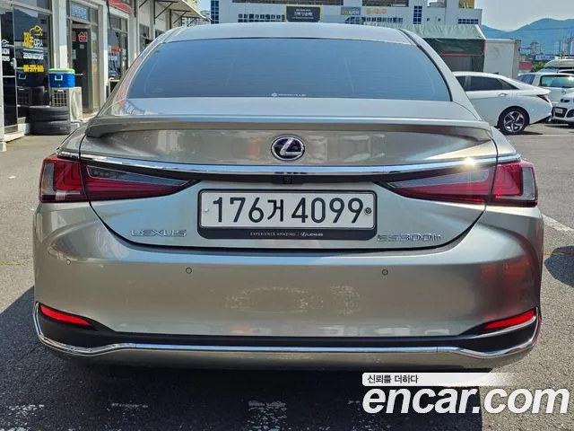 Lexus ES 2021