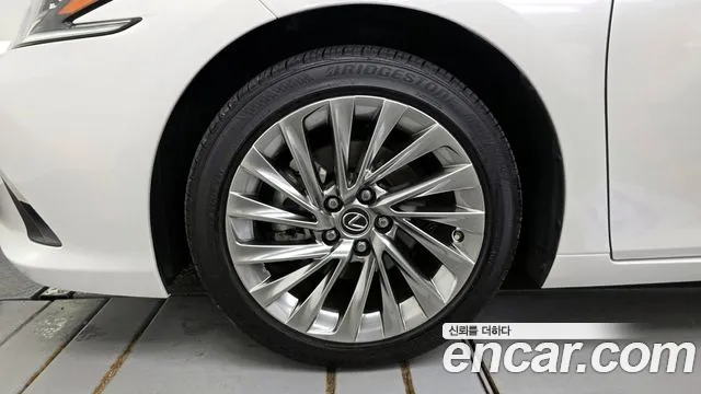 Lexus ES 2024