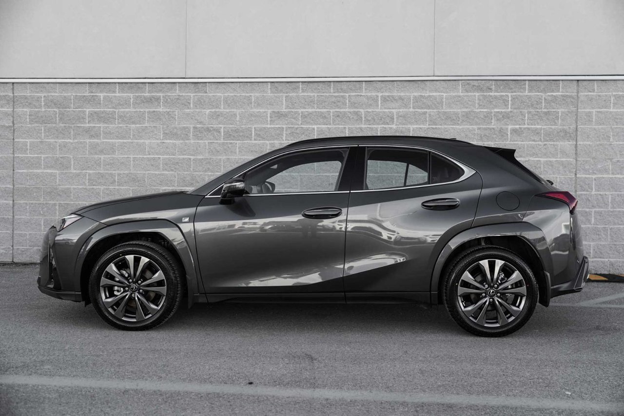 Lexus UX 2025