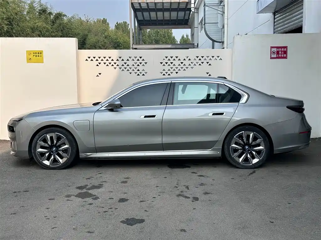 BMW i7 2025