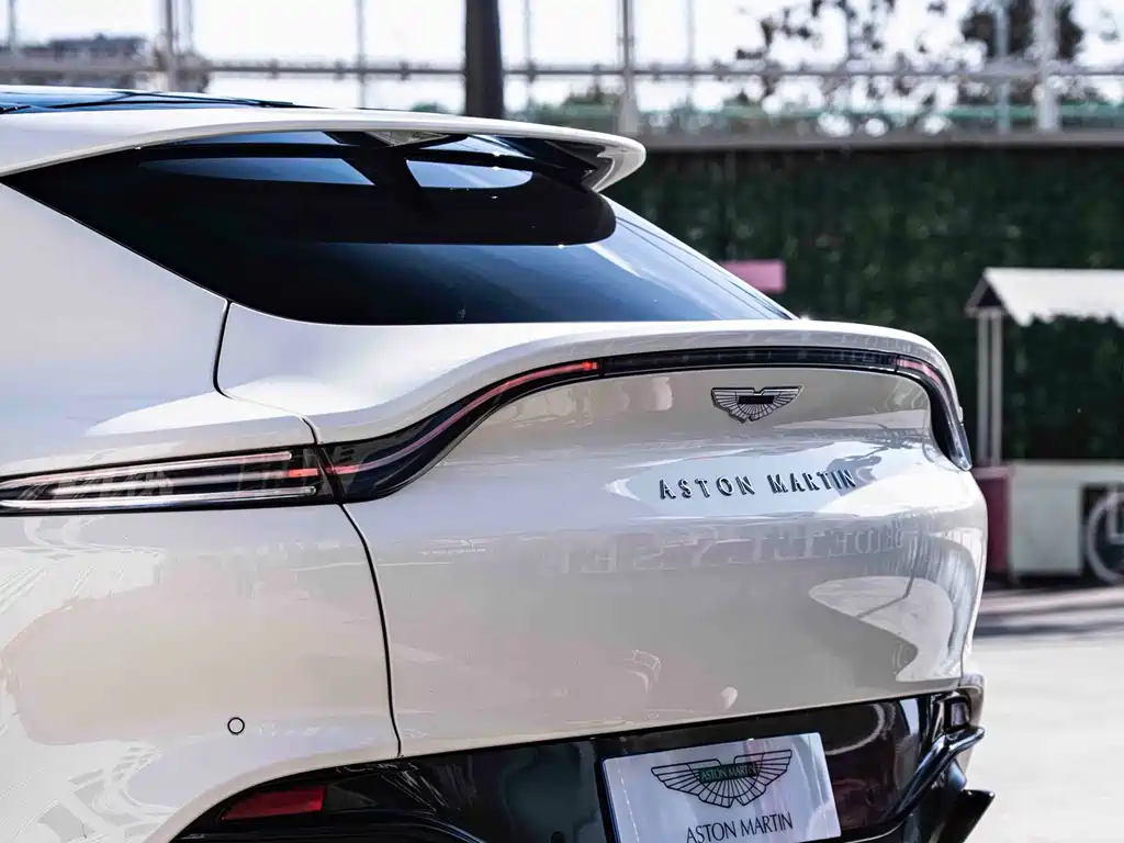 Aston Martin DBX 2021