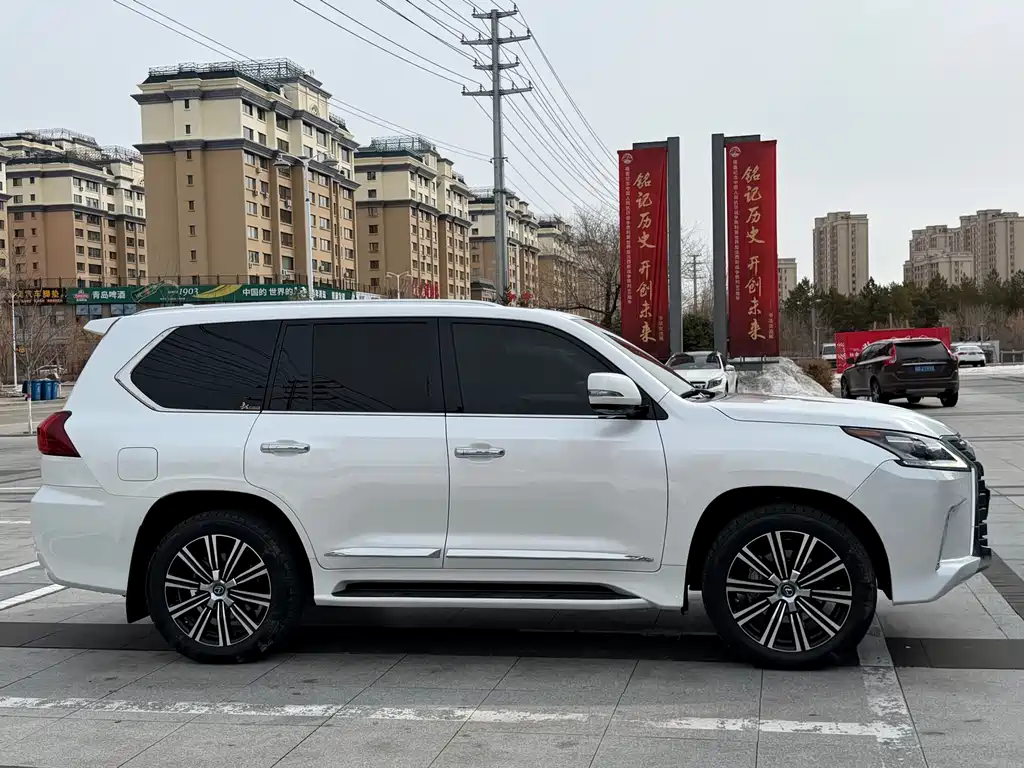 Lexus LX 2022