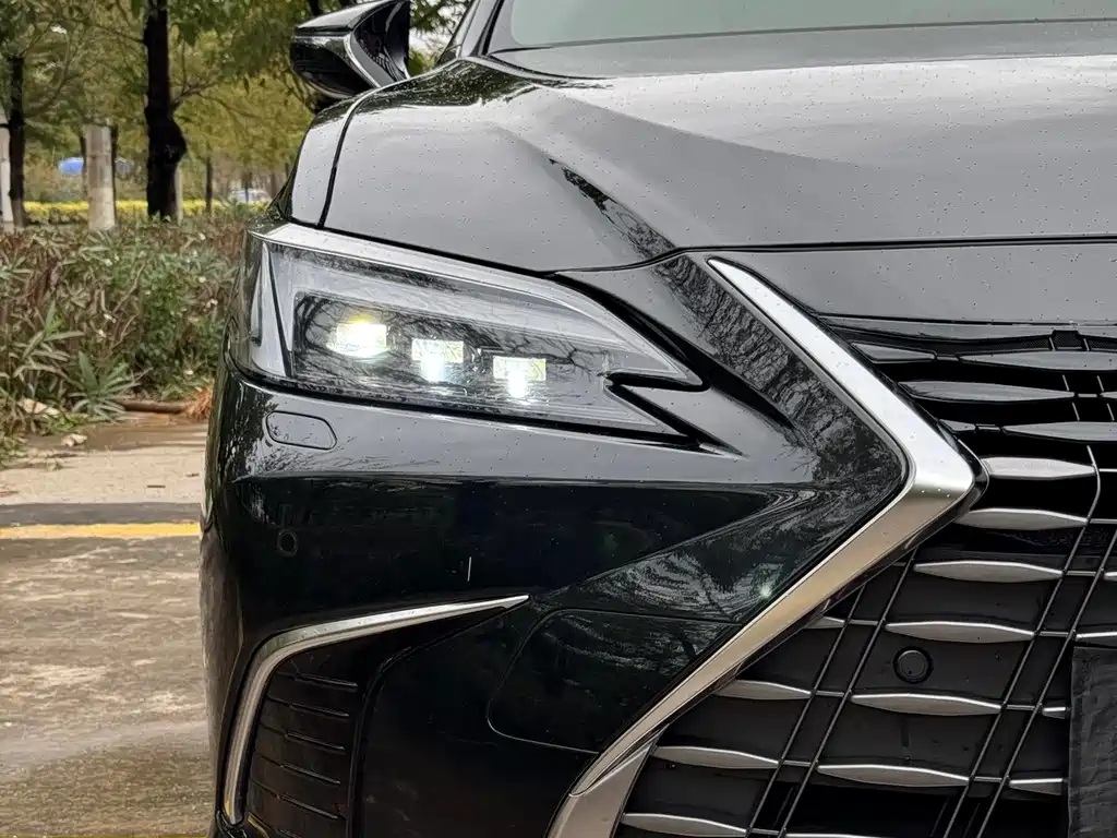 Lexus ES 2025