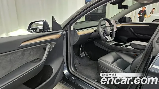Tesla Model Y 2024
