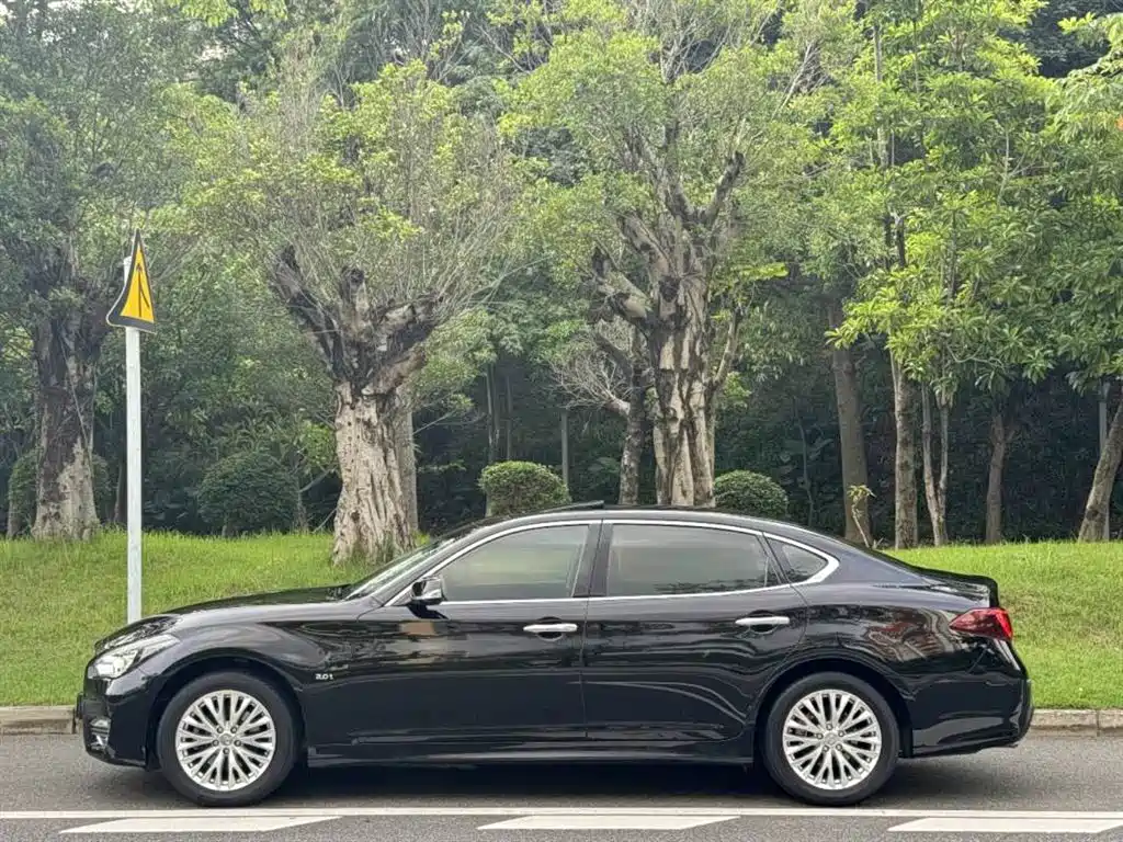 Infiniti Q70 2020