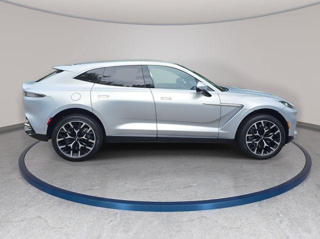 Aston Martin DBX 2021