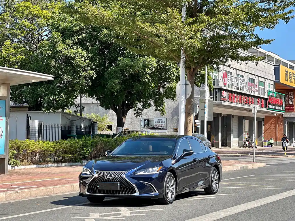 Lexus ES 2021