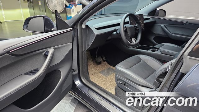 Tesla Model Y 2025