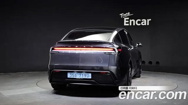Tesla Model Y 2025