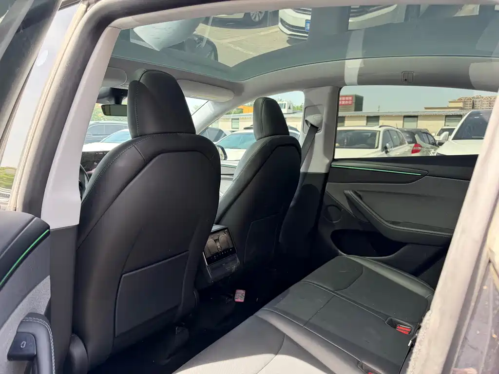 Tesla Model Y 2025