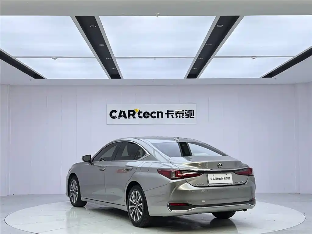 Lexus ES 2022