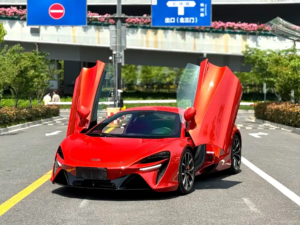 McLaren Artura 2024