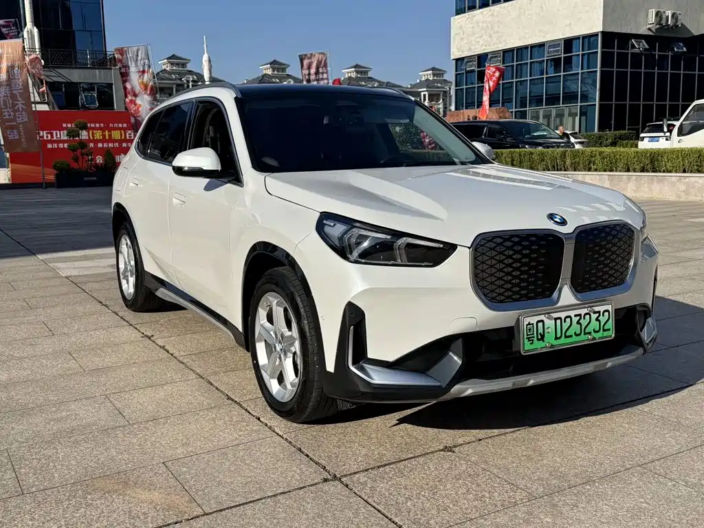 BMW iX1 2025
