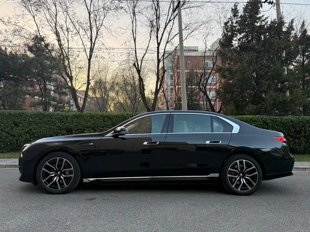 BMW i7 2025