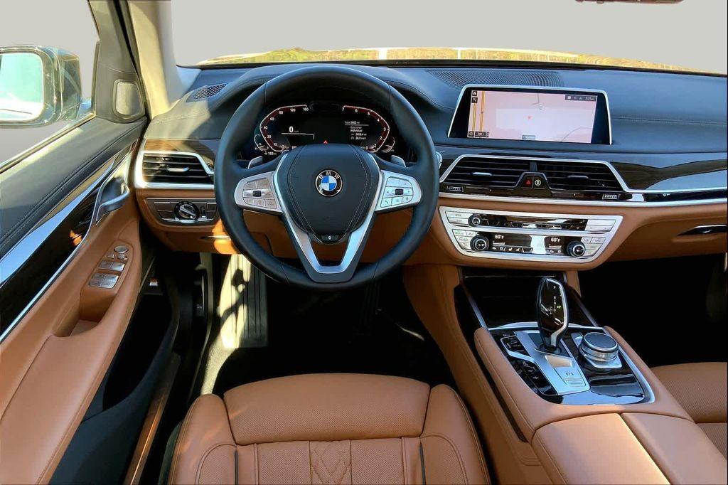 BMW 750 2022