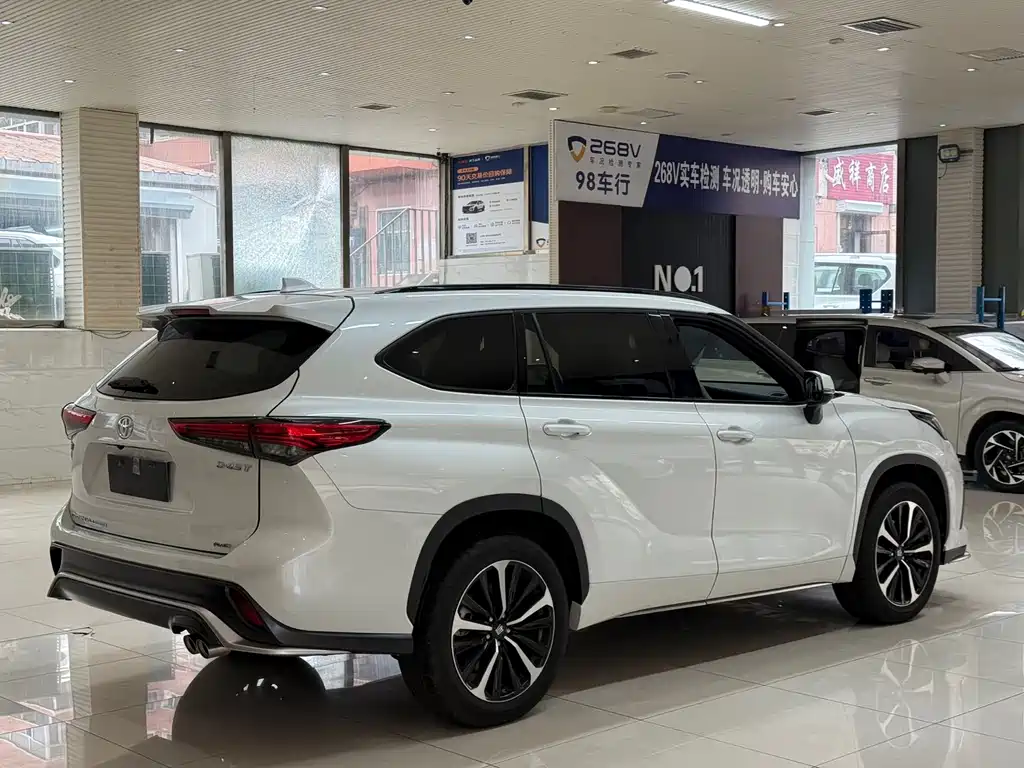 Toyota Crown Kluger 2023
