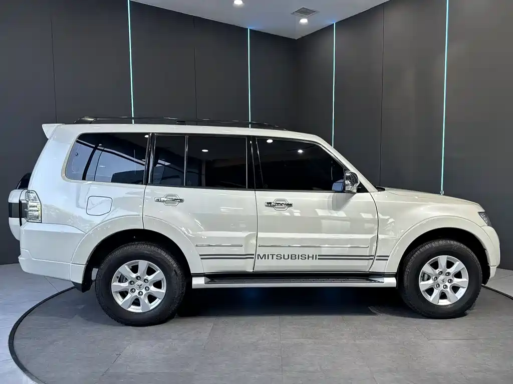 Mitsubishi Pajero 2024