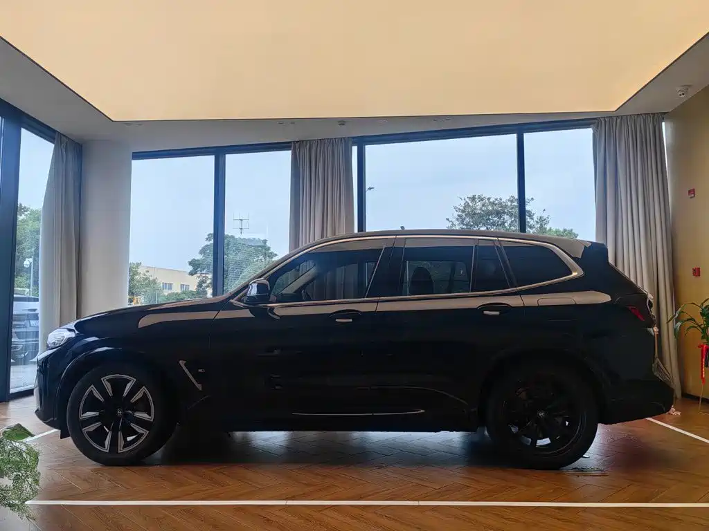 BMW iX3 2025
