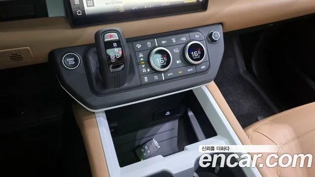 Land Rover Defender 2024