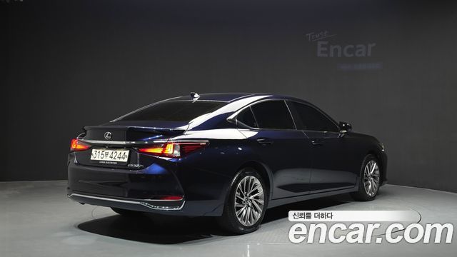 Lexus ES 2022