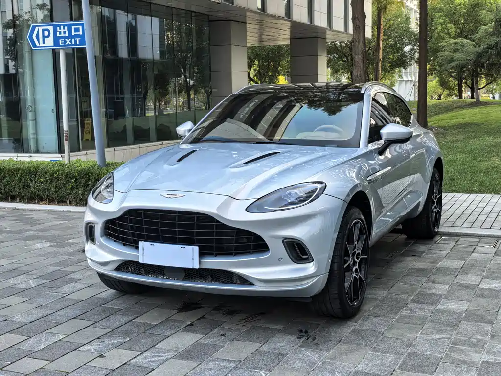Aston Martin DBX 2022