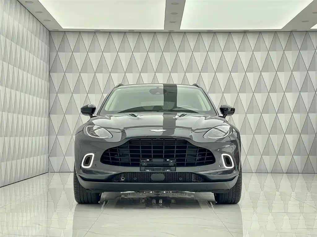 Aston Martin DBX 2021
