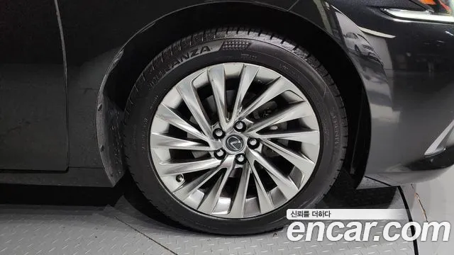 Lexus ES 2020