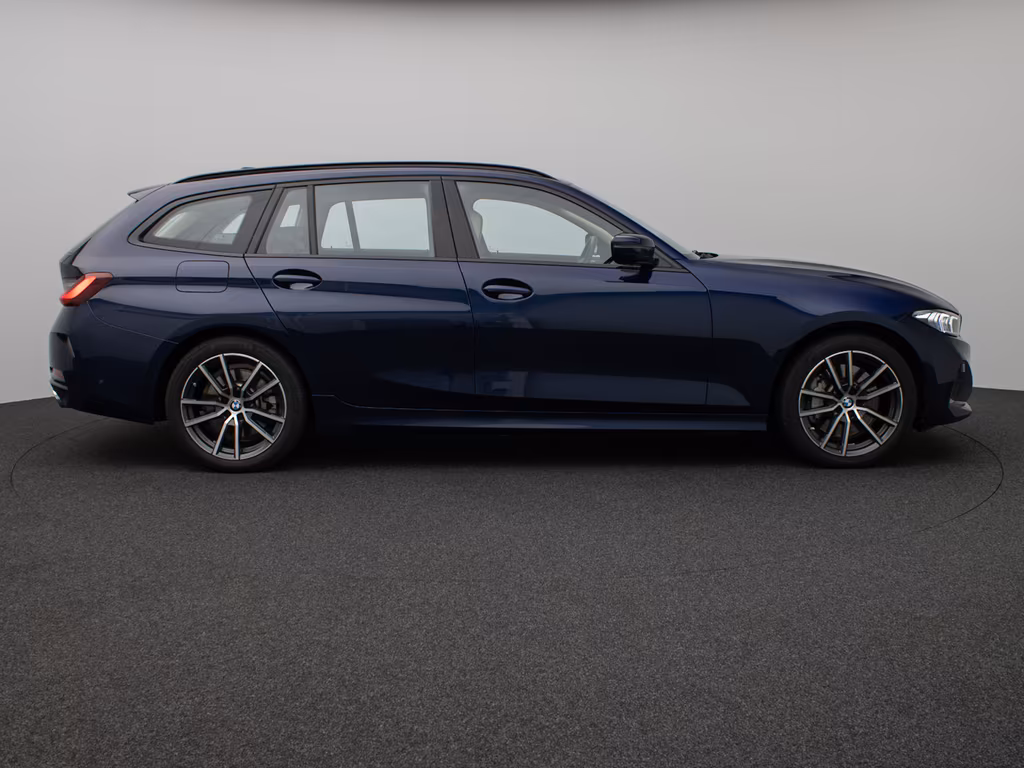 BMW 330 2023